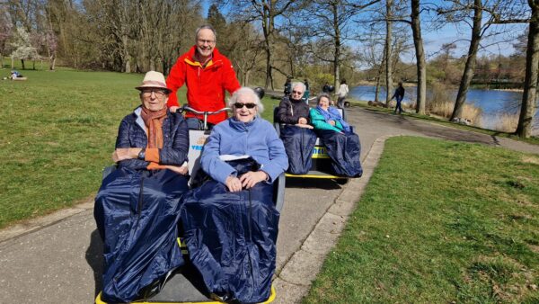 Deux cyclo-pousses au parc